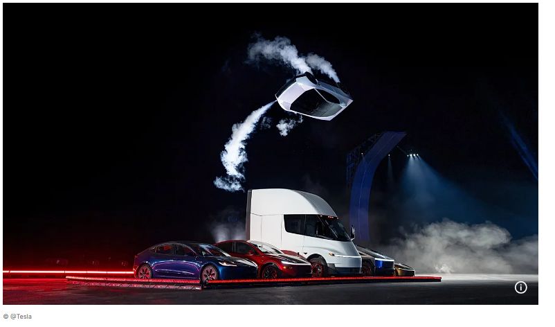 Elon Musk uçan yeni Tesla Roadster'ı tanıttı: 'İşe yaradı'